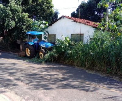 Prefeitura realiza limpeza de terreno baldio após denúncias e falta de resposta dos donos
