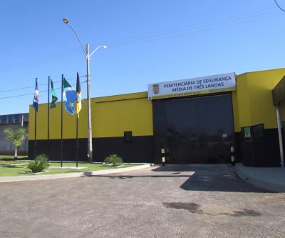 Preso escalam alambrado de presídio para buscar droga e são flagrados