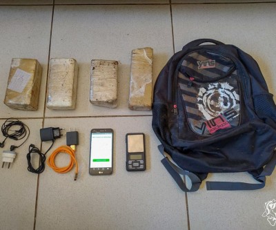 Droga e celular que seriam lançados para dentro de presídio são apreendidos pela PM 