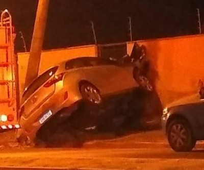 Carro desgovernado sobe em calçada, bate em poste e por pouco não invade residência 