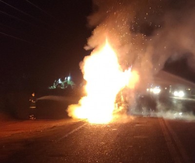 Carreta com celulose pega fogo e interdita BR-262