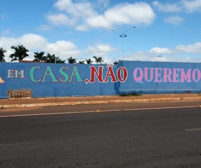 Cemitério tem muro pintado com frase 