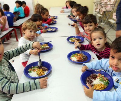 Cerca de 4.500 alunos regulares da Rede Municipal receberão kits de alimentação