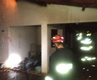 Bombeiros combatem incêndio em residência no bairro Vila Nova
