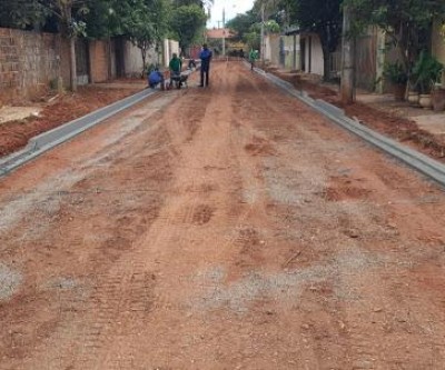 Rua ao lado do Almoxarifado Municipal de Três Lagoas recebe pavimentação asfáltica 