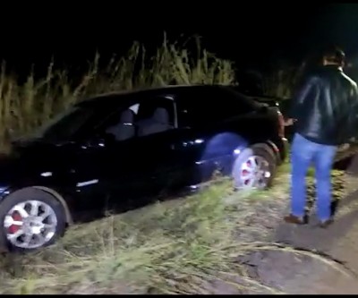Traficantes furam bloqueio e abandonam veículo na floresta de eucalipto com 100 kg de maconha e skank