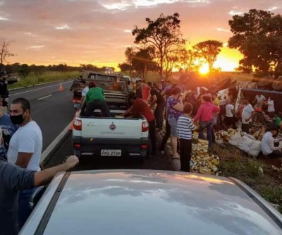 Em Nova Andradina, caminhão de cerveja tomba e motoristas fazem estoque