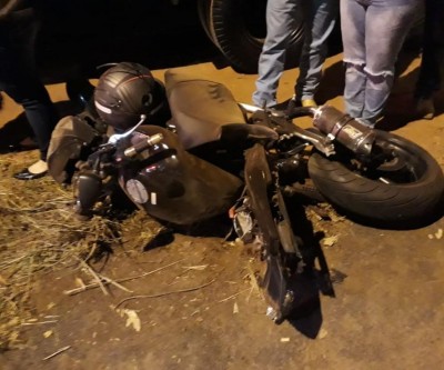 Piloto de moto esportiva morre após bater em poste e caminhão em Rio Preto