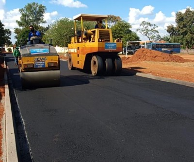 Ruas de Três Lagoas continuam recebendo pavimentação asfáltica 