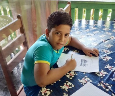 Menino de 11 anos morre após receber descarga elétrica de celular que estava carregando