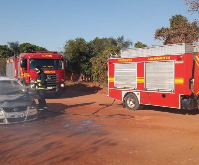 VW Polo fica destruído após incêndio no bairro Vila Verde
