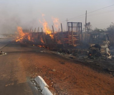 Após acidente, carreta carregada com eucalipto pega fogo e interdita a BR-262