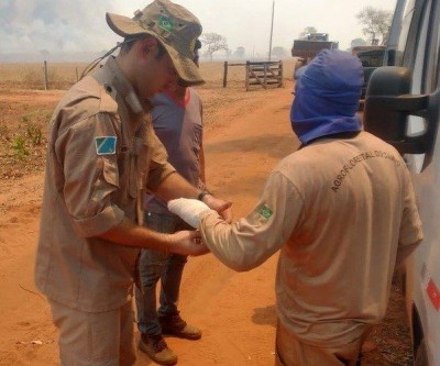 Trabalhador fica ferido ao tentar combater incêndio; bombeiros realizaram atendimento à vítima