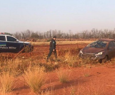 Hyundai HB20 capota e polícia encontra mais de 49 quilos de maconha 