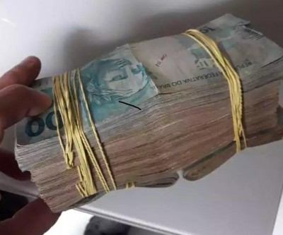 Quase R$ 34 mil em dinheiro, colar e pulseira são apreendidos com dois homens em operação da Polícia Civil 