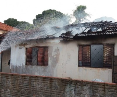Surtado, homem briga com a mulher e ateia fogo em recicláveis que destrói residência no Nossa Senhora Aparecida