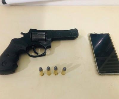 Homens que estavam em Toyota Hilux e fizeram ameaças com arma de fogo são presos pelo Tático da PM