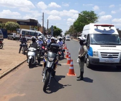 Blitz aplicou 12 multas nesta sexta-feira aos condutores que passavam pela Av. Capitão Olinto Mancini 