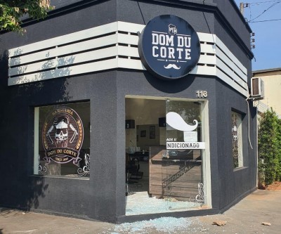 Barbearia no Centro é invadida e furtada na madrugada deste domingo 