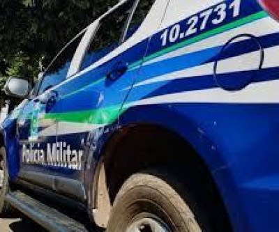Mulher que supostamente usava drogas com grupo surta, cospe em policiais e fala que eles teriam que procurar bandidos 