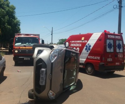 Motorista bate em carro parado e tomba veículo ao lado do Detran de Três Lagoas
