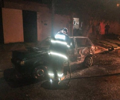 Incêndio em veículo e em residência mobiliza equipes do Corpo de Bombeiros 