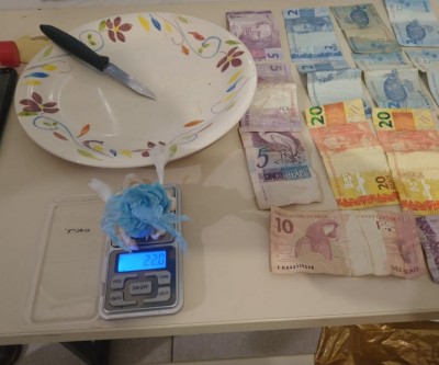 Polícia flagra o exato momento em que suposto traficante vendia crack para usuário