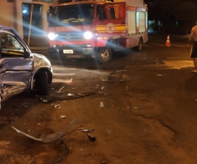 Acidente grave entre dois veículos na madrugada deste sábado deixa três pessoas feridas 