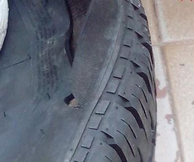 Vigia da prefeitura que está sendo ameaçada tem pneus de carro rasgados com faca   