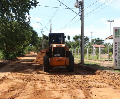 Prefeito ouve reinvindicação de moradores e inicia pavimentação asfáltica da rua de acesso ao IFMS