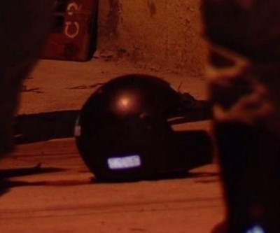 Jovem dorme fora de casa e ao chegar pela manhã, agride esposa com golpe de capacete