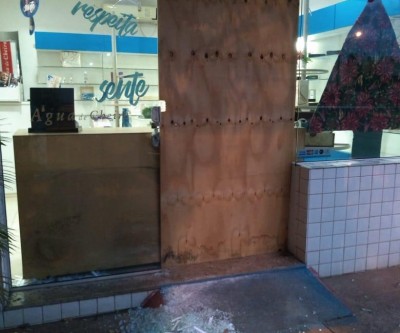 Loja de perfumes é invadida e furtada na madrugada deste sábado