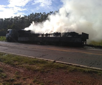 BR-262: Bombeiros apagam incêndio em carreta que transportava MDF