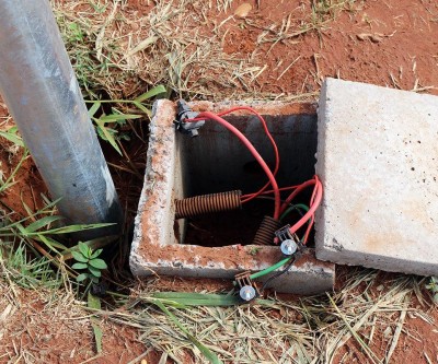 Polícia busca informações para tentar identificar ladrão que furtou toda fiação elétrica de avenida no Jd. Carandá  