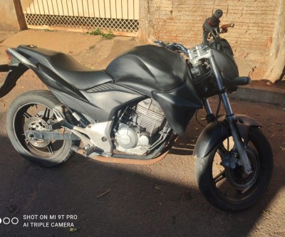 Honda CB 300 furtada é encontrada abandonada no bairro Vila Piloto 