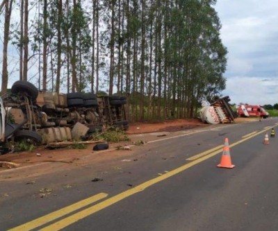 Motorista que tombou bitrem na BR-158 tentava desviar de pneu solto na pista