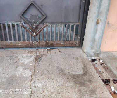 Mulher embriagada surta e joga ovos, pedras e garrafas no portão da casa da vizinha
