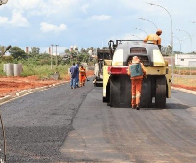 Setor de Obras da prefeitura finaliza drenagem e inicia pavimentação em avenida