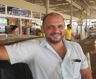Sem cobrar nada, taxista de MS usa o carro para levar idosos para tomar vacina contra a Covid-19