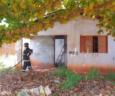 Usuários de drogas colocam fogo em roupas e bombeiros são acionados no bairro Vila Nova