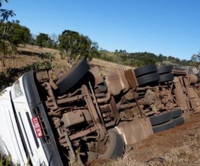 Idoso morre após tombar caminhão na MS-320 e ficar preso nas ferragens
