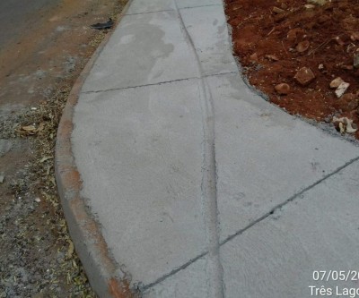 Calçadas novas das ruas do Jardim Carandá são depredadas