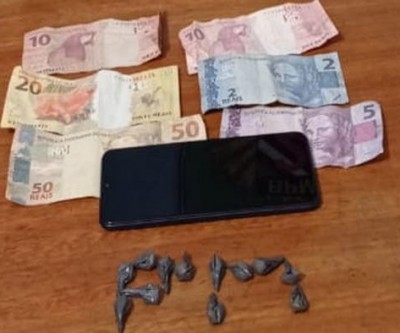 Após denúncia anônima, mulher é presa por tráfico de drogas no Parque São Carlos