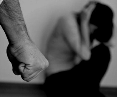 Ex-marido invade casa, agride mulher na frente dos filhos
