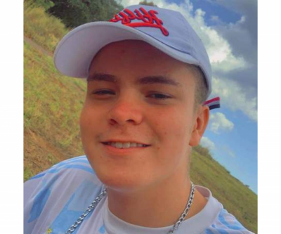 Adolescente de 17 anos morre depois de bater moto em caçamba
