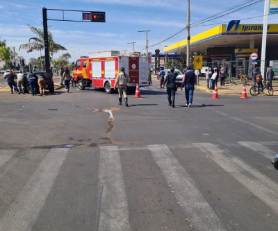 Bombeiros atendem capotamento no centro de Três Lagoas