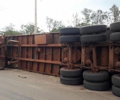 Motorista perde controle e capota caminhão na MS-436