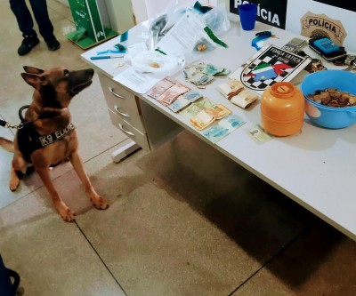 Homem tenta dar descarga em droga, mas policiais interceptam
