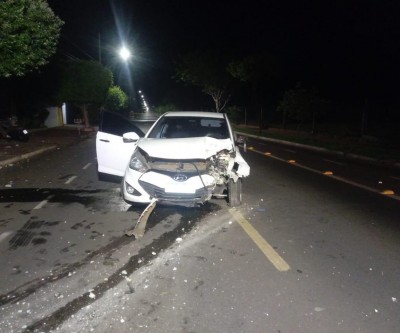 Motorista sai ileso em violenta colisão entre carro e poste
