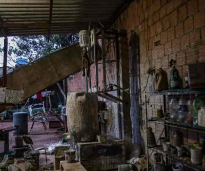 Idoso tem braço quebrado após casaco enroscar em máquina de tintas em Campo Grande